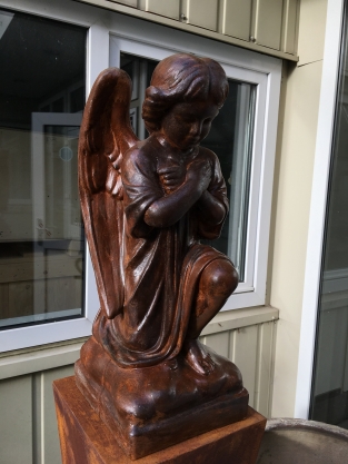 1 Angel - weatherproof, kneeling, full of stone oxide